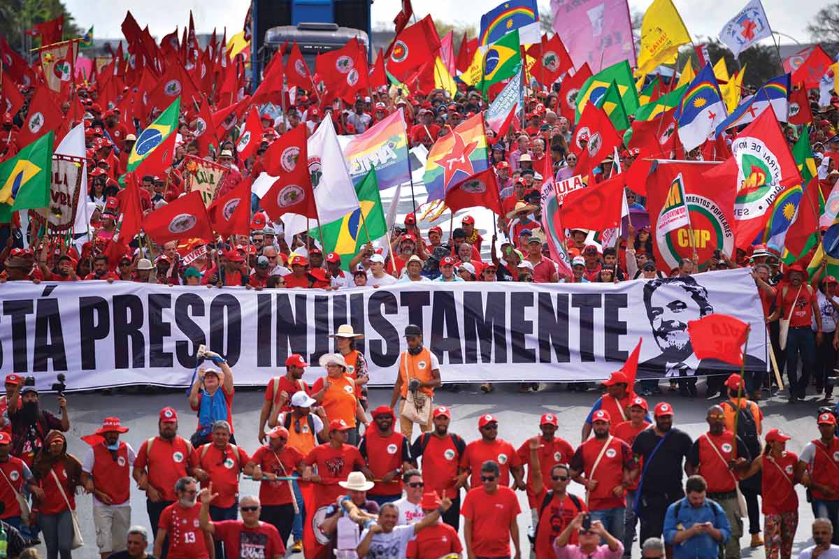 MST members demonstrate in Brasilia to pressure the Supreme Electoral Tribunal to release Lula from jail in August 2018.